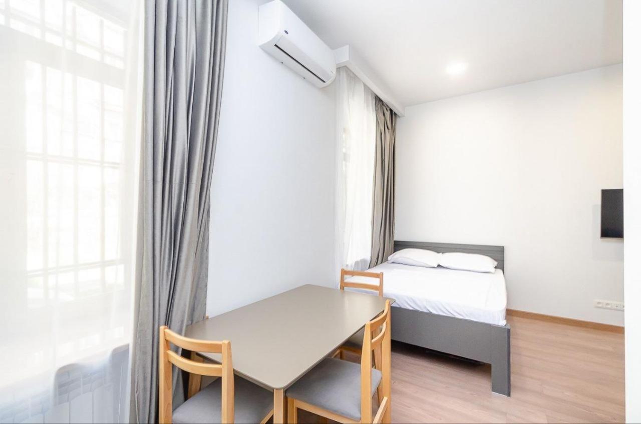 17. Comfortable Appartaments Around Republic Square 耶烈万 外观 照片
